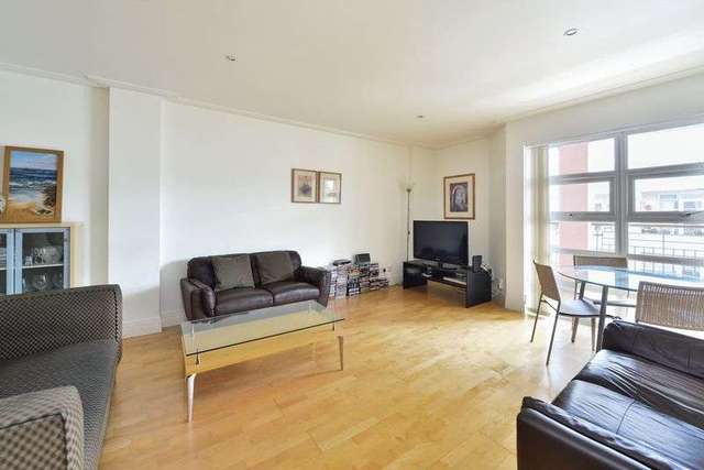  Image of 3 bedroom Flat for sale in Drayton Park London N5 at Drayton Park  London, N5 1NF