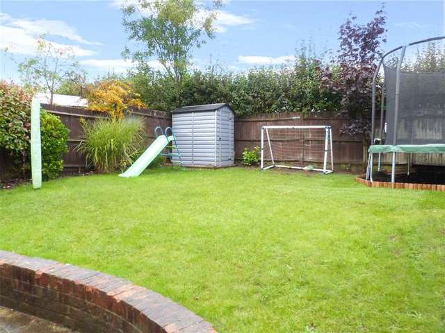  Image of 4 bedroom Detached house for sale in Essex Rise Warfield Bracknell RG42 at Warfield  Newell Green, RG42 3XG