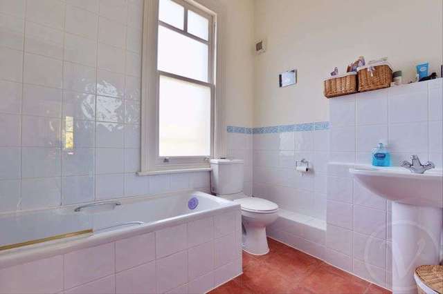  Image of 2 bedroom Flat to rent in Fitzjohns Avenue London NW3 at Fitzjohns Avenue Hampstead London, NW3 5NA