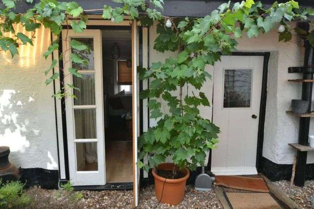  Image of 3 bedroom Cottage to rent in Follett Road Topsham Exeter EX3 at Topsham, EX3 0JP