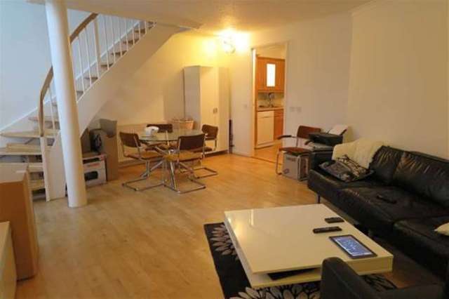  Image of 2 bedroom Maisonette to rent in Princes Court London SE16 at Surrey Quays, SE16 7TD