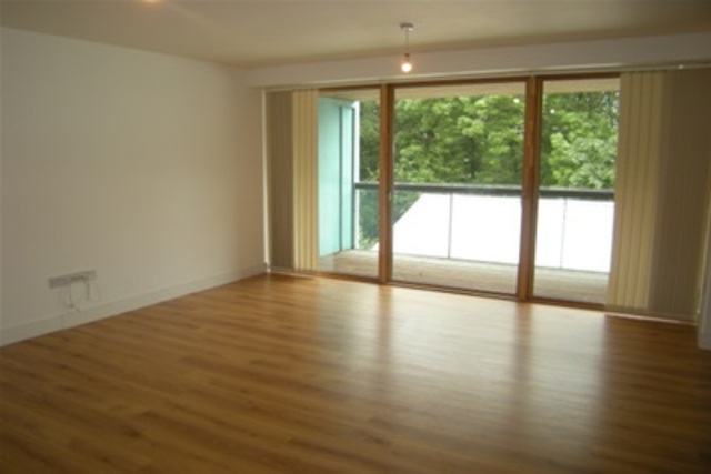  Image of 2 bedroom Flat to rent in Haggs Gate Glasgow G41 at Dumbreck Glasgow Glasgow, G41 4BB