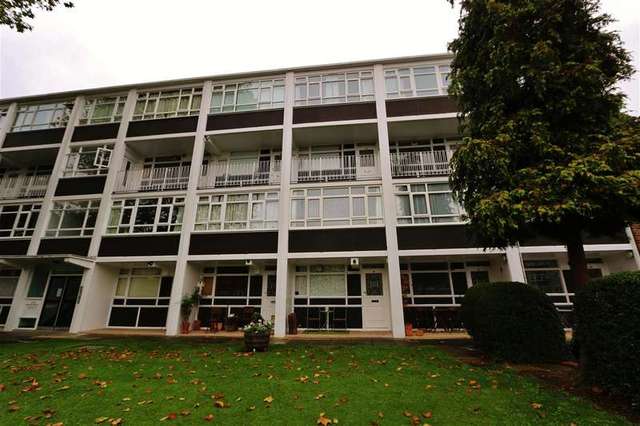  Image of 2 bedroom Maisonette to rent in Kersfield Road London SW15 at Putney Heath, SW15 3JW