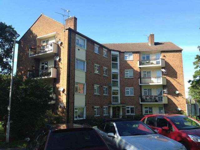  Image of 3 bedroom Flat for sale in High Road Buckhurst Hill IG9 at High Road  Buckhurst Hill, IG9 5HW