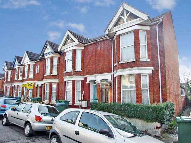  Image of 5 bedroom Detached house to rent in Highcliff Avenue Southampton SO14 at Portswood  Southampton, SO14 0TN