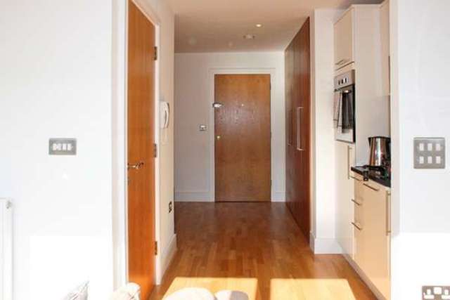  Image of Flat to rent in Indescon Square London E14 at Canary Wharf, E14 9DQ