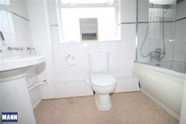  Image of 3 bedroom Detached house to rent in Ingress Gardens Greenhithe DA9 at Greenhithe, DA9 9HN