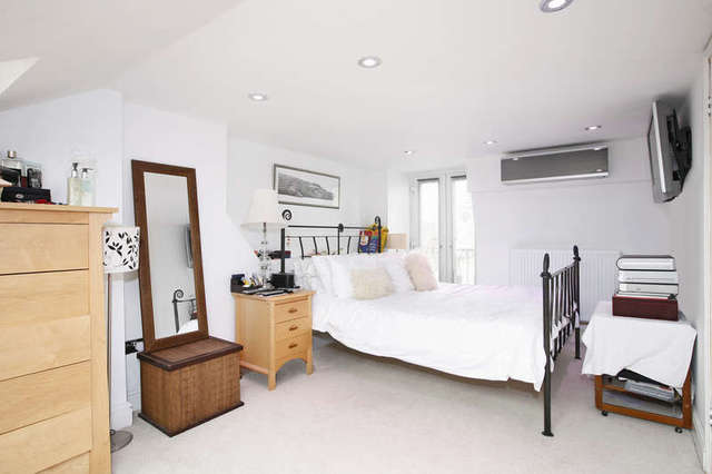  Image of 4 bedroom Terraced house to rent in Lavender Sweep London SW11 at Battersea London Clapham Junction, SW11 1DY