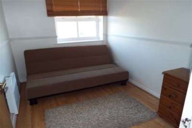 Image of 2 bedroom Flat to rent in Wayletts Leigh-on-Sea SS9 at Leigh-on-Sea, SS9 4ED