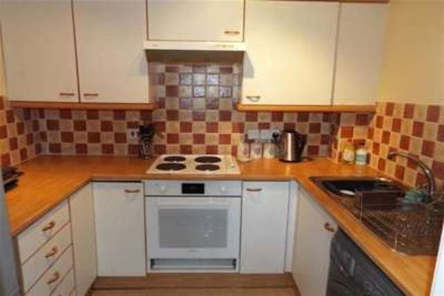  Image of 2 bedroom Flat to rent in Wayletts Leigh-on-Sea SS9 at Leigh-on-Sea, SS9 4ED