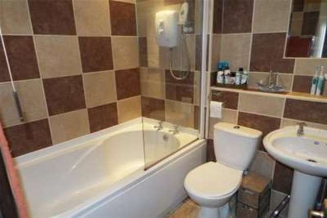  Image of 2 bedroom Flat to rent in Wayletts Leigh-on-Sea SS9 at Leigh-on-Sea, SS9 4ED