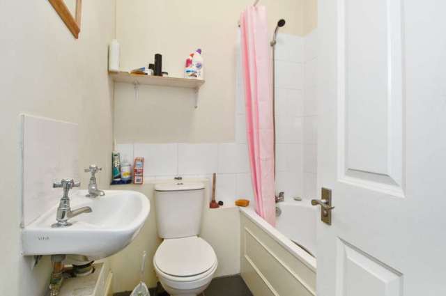  Image of 1 bedroom Flat for sale in Lillie Road London SW6 at Lillie Road Fulham London, SW6 7PA