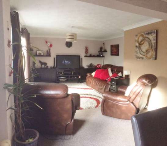  Image of 3 bedroom Semi-Detached house to rent in Linden Leas Benfleet SS7 at Linden Leas Thundersley Benfleet, SS7 4BB