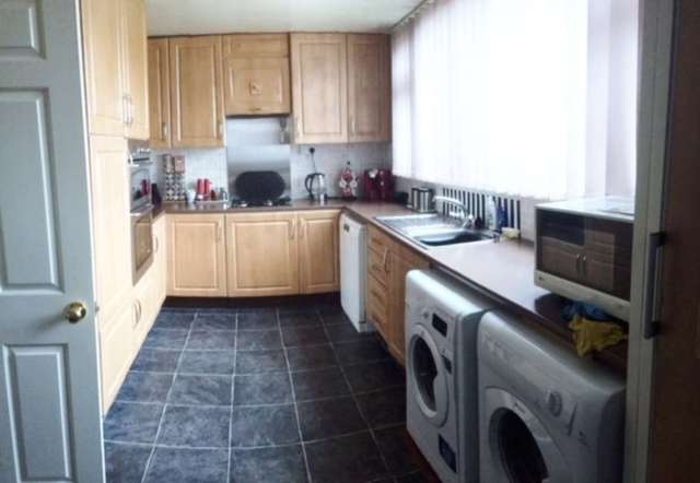  Image of 3 bedroom Semi-Detached house to rent in Linden Leas Benfleet SS7 at Linden Leas Thundersley Benfleet, SS7 4BB