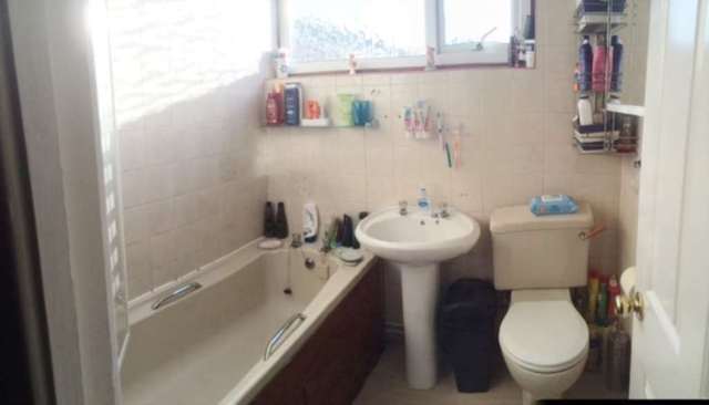  Image of 3 bedroom Semi-Detached house to rent in Linden Leas Benfleet SS7 at Linden Leas Thundersley Benfleet, SS7 4BB