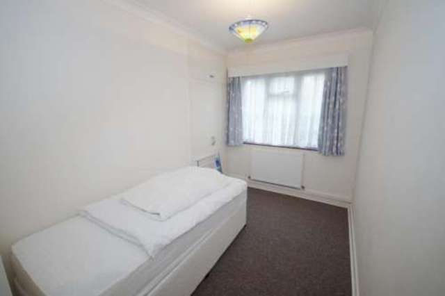  Image of 3 bedroom Flat to rent in Golf Links Road Ferndown BH22 at Ferndown  Dudsbury, BH22 8BX