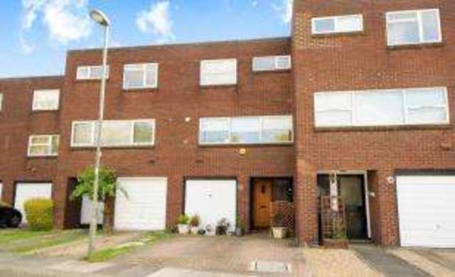  Image of 3 bedroom Terraced house for sale in Linksway London NW4 at London  Great North Way, NW4 1JR