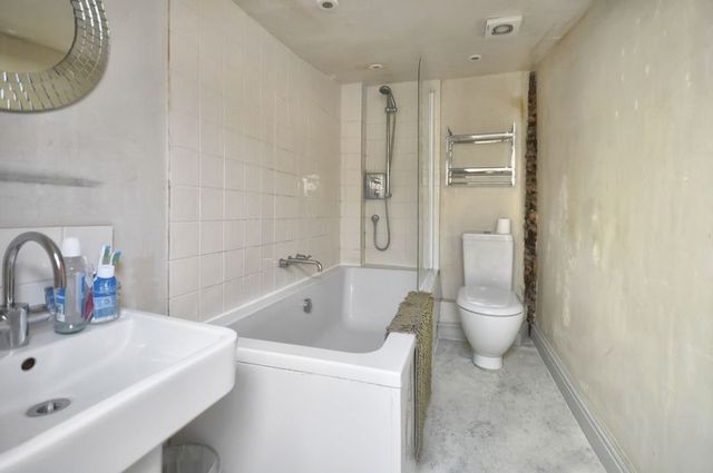  Image of 1 bedroom Flat for sale in Lombard Street Abingdon OX14 at Lombard Street  Abingdon, OX14 5EY
