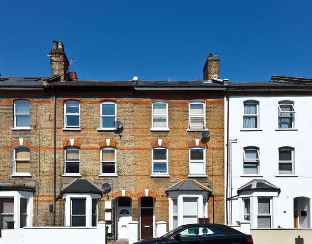  Image of 3 bedroom Apartment to rent in Loveridge Road London NW6 at Brondesbury, NW6 2DT