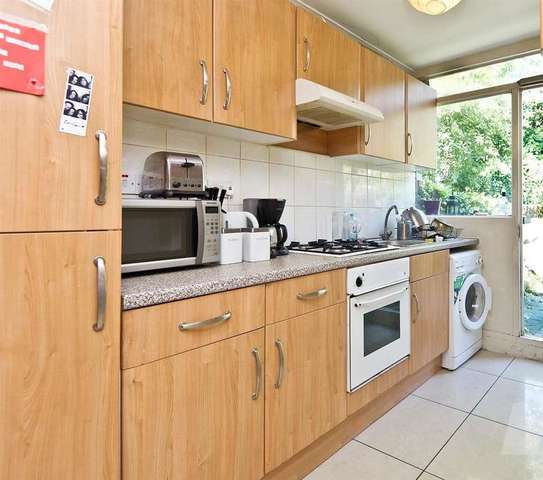  Image of 3 bedroom Apartment to rent in Loveridge Road London NW6 at Brondesbury, NW6 2DT