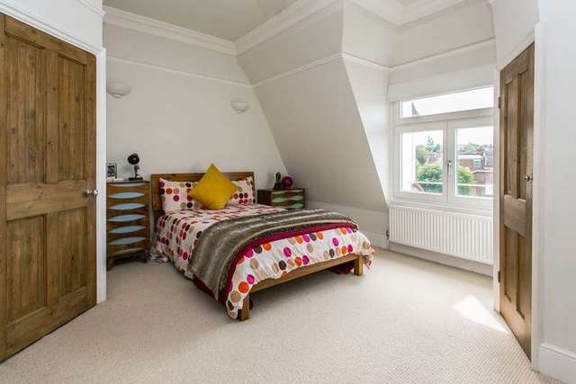  Image of 3 bedroom Flat to rent in Madeira Road London SW16 at London, SW16 2DE