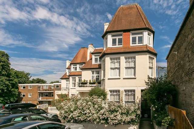  Image of 3 bedroom Flat to rent in Madeira Road London SW16 at London, SW16 2DE