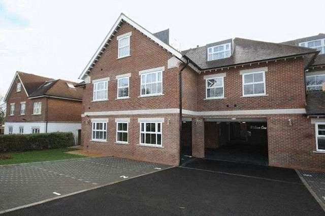  Image of 2 bedroom Flat to rent in Manor Road Chigwell IG7 at Manor Road  Chigwell, IG7 5PS