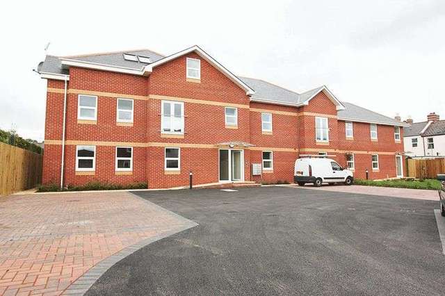  Image of 2 bedroom Flat to rent in Manor Road St. Thomas Exeter EX4 at 28 Manor Road  Exeter, EX4 1EN