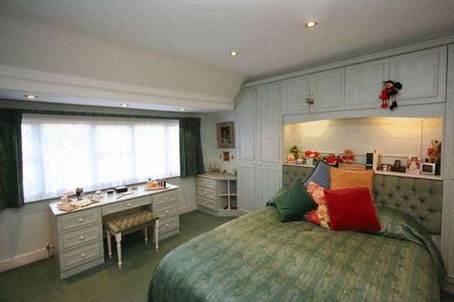  Image of 4 bedroom Detached house to rent in New Forest Lane Chigwell IG7 at New Forest Lane  Chigwell, IG7 5QN