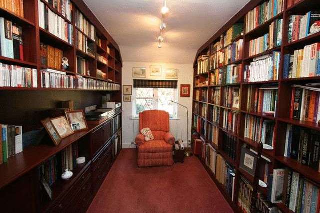  Image of 4 bedroom Detached house to rent in New Forest Lane Chigwell IG7 at New Forest Lane  Chigwell, IG7 5QN
