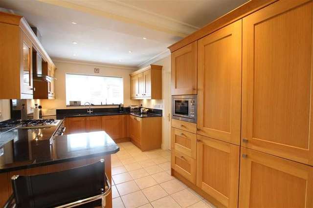 Image of 5 bedroom Detached house for sale in New Lane Hill Tilehurst Reading RG30 at New Lane Hill  Tilehurst, RG30 4JN