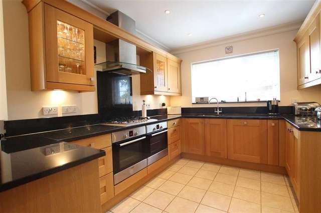  Image of 5 bedroom Detached house for sale in New Lane Hill Tilehurst Reading RG30 at New Lane Hill  Tilehurst, RG30 4JN