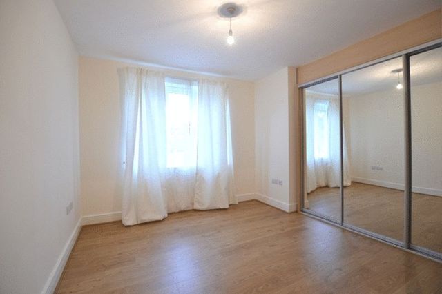  Image of 2 bedroom Flat to rent in Headstone Lane Harrow HA2 at Headstone Lane  North Harrow, HA2 6NE