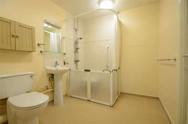  Image of 1 bedroom Apartment for sale in Nutfield Place Portsmouth PO1 at Portsmouth Hampshire Portsmouth, PO1 4JB