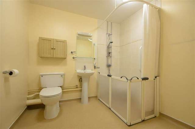  Image of 1 bedroom Apartment for sale in Nutfield Place Portsmouth PO1 at Portsmouth Hampshire Portsmouth, PO1 4JB