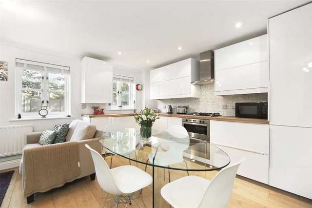  Image of 2 bedroom Flat for sale in Lyham Road London SW2 at 10 Lyham Road London Brixton, SW2 5QF