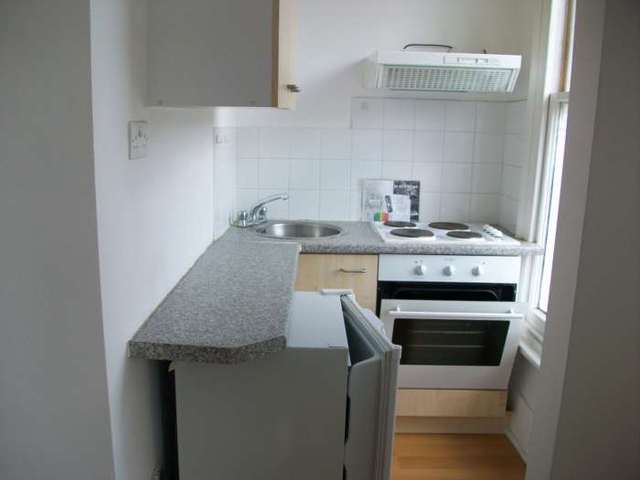  Image of Flat to rent in Oxford Road South London W4 at Oxford Road South Chiswick London, W4 3DH