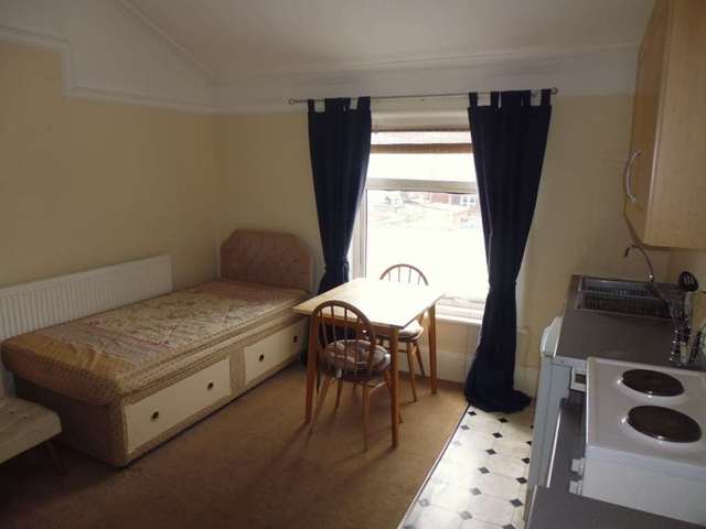  Image of Studio flat to rent in Park Road Blackpool FY1 at Park Road  Blackpool, FY1 4JF