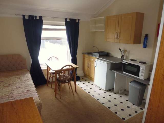  Image of Studio flat to rent in Park Road Blackpool FY1 at Park Road  Blackpool, FY1 4JF
