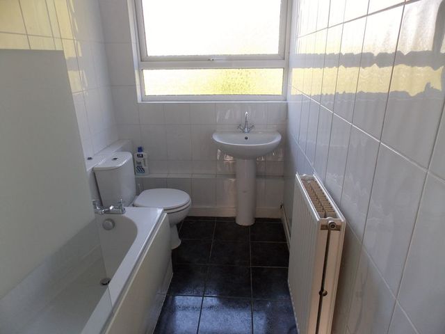  Image of 2 bedroom Flat to rent in Pinehurst Drive Kings Norton Birmingham B38 at Pinehurst Drive Kings Norton Birmingham, B38 8TH