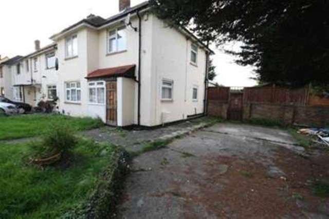  Image of 4 bedroom Semi-Detached house to rent in Purleigh Avenue Woodford Green IG8 at Purleigh Avenue  Woodford Green, IG8 8DS