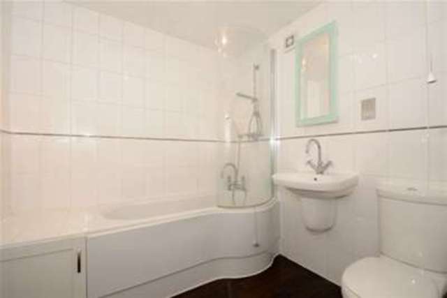  Image of 1 bedroom Property to rent in Queens Road Weybridge KT13 at Weybridge, KT13 0AB