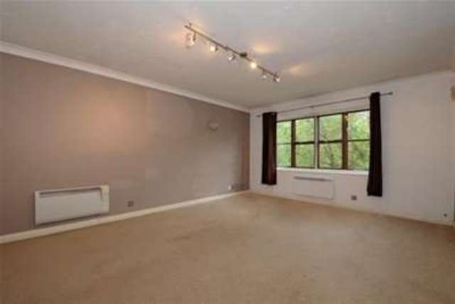  Image of 1 bedroom Property to rent in Queens Road Weybridge KT13 at Weybridge, KT13 0AB