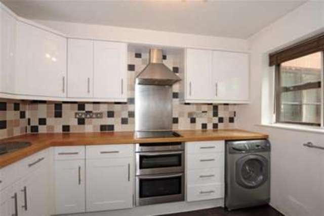  Image of 1 bedroom Property to rent in Queens Road Weybridge KT13 at Weybridge, KT13 0AB