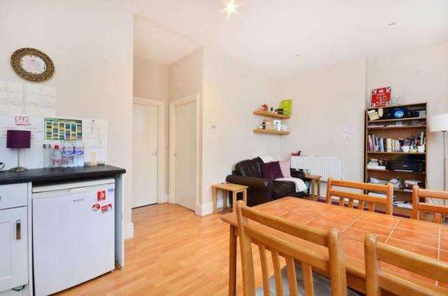  Image of 1 bedroom Flat to rent in Queens Road London SW19 at Wimbeldon  Wimbledon, SW19 8NP