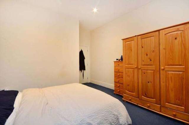  Image of 1 bedroom Flat to rent in Queens Road London SW19 at Wimbeldon  Wimbledon, SW19 8NP