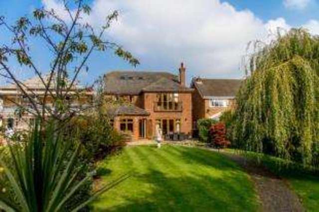  Image of 6 bedroom Detached house for sale in Leslie Road Rayleigh SS6 at Rayleigh Essex Rayleigh, SS6 8PB
