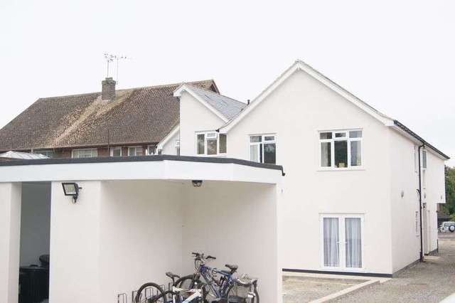  Image of 2 bedroom Flat to rent in Rayleigh Road Eastwood Leigh-on-Sea SS9 at Rayleigh Road  Leigh-On-Sea, SS9 5HU