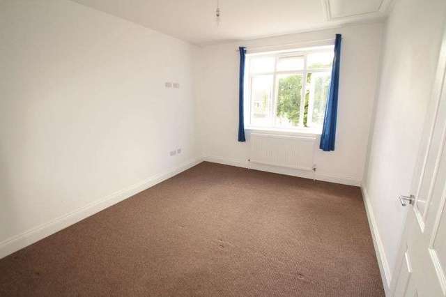  Image of 2 bedroom Flat to rent in Rayleigh Road Eastwood Leigh-on-Sea SS9 at Rayleigh Road  Leigh-On-Sea, SS9 5HU