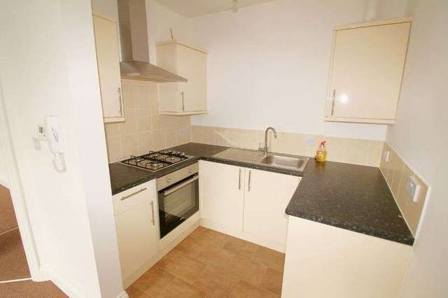  Image of 2 bedroom Flat to rent in Rayleigh Road Eastwood Leigh-on-Sea SS9 at Rayleigh Road  Leigh-On-Sea, SS9 5HU